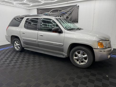 Used 2004 GMC Envoy XUV SLT w/ 1SD Preferred Equipment Group AWD/4WD image 2