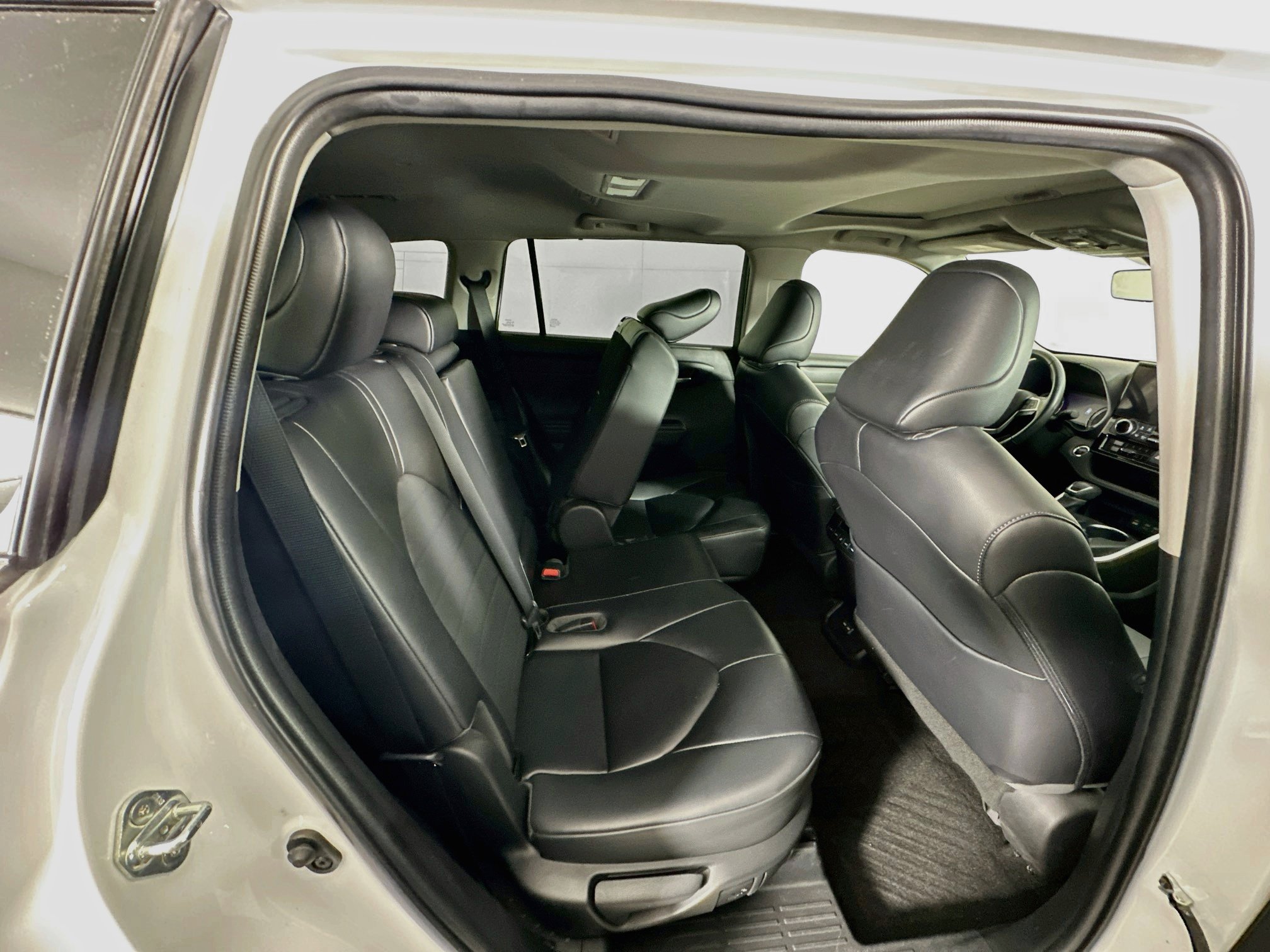 Used 2023 Toyota Highlander XLE FWD image 34