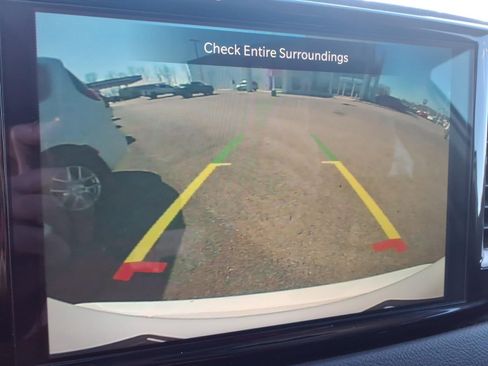 Used 2023 Chrysler Pacifica Touring-L image 13