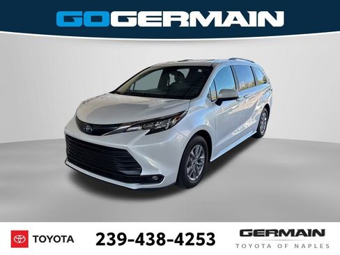 Used 2025 Toyota Sienna XLE image 1