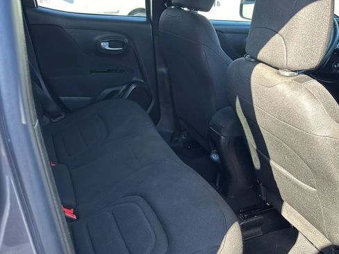 Used 2019 Jeep Renegade Latitude AWD/4WD image 13