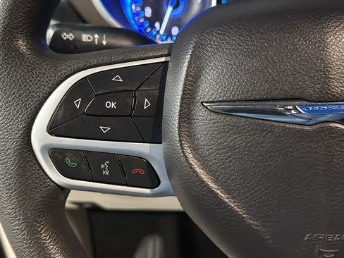 Used 2017 Chrysler Pacifica Touring FWD image 12