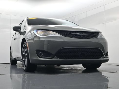Used 2020 Chrysler Pacifica Touring w/ Advanced Safetytec Group FWD image 33