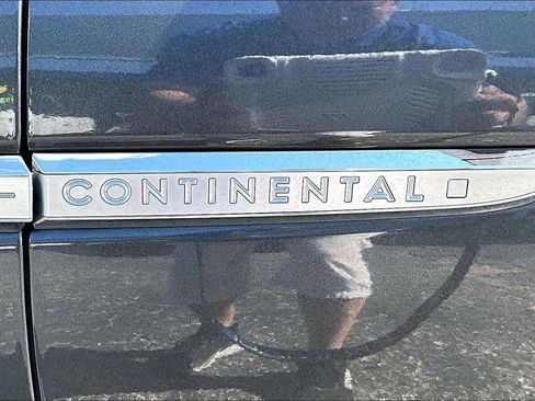 Used 2018 Lincoln Continental Reserve w/ Continental Climate Package image 24