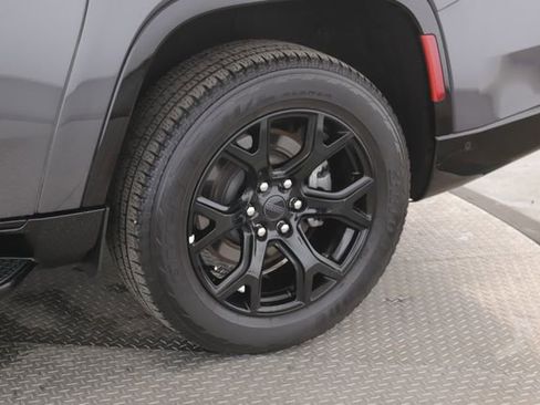 Used 2025 Jeep Wagoneer L Series II w/ Convenience Group I image 14