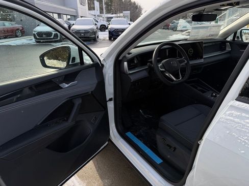 New 2026 Volkswagen Tiguan SE image 17