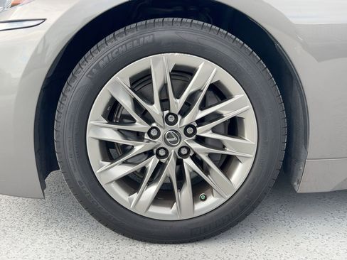 Used 2018 Lexus LS 500 w/ Accessory Package (Z2) image 12