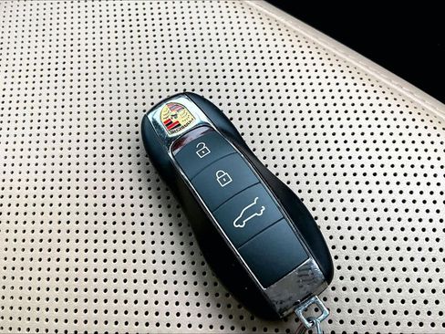 Used 2022 Porsche Macan image 14