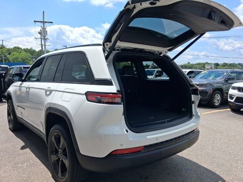Used 2023 Jeep Grand Cherokee Altitude AWD/4WD image 12