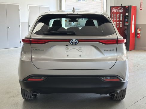 Used 2022 Toyota Venza LE AWD/4WD image 8