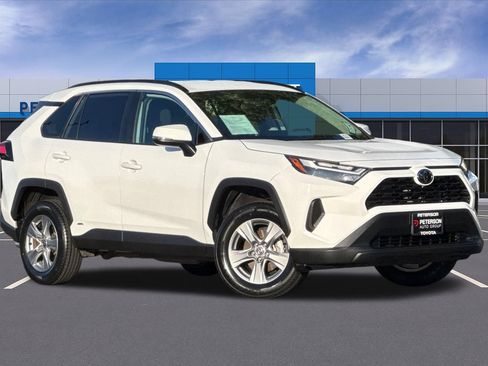 Used 2025 Toyota RAV4 XLE AWD/4WD image 2