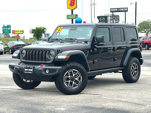 Used 2025 Jeep Wrangler Unlimited Rubicon w/ Convenience Group AWD/4WD image 2
