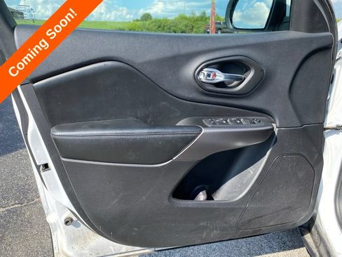 Used 2020 Jeep Cherokee Latitude FWD image 16
