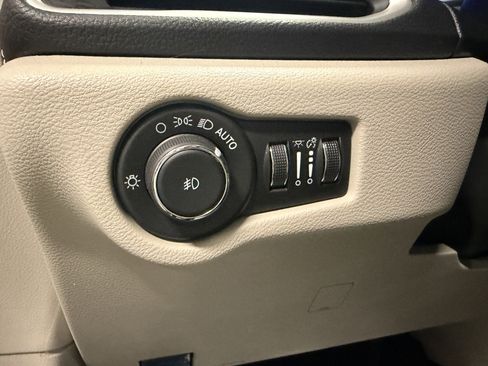 Used 2024 Chrysler Pacifica Touring-L image 18