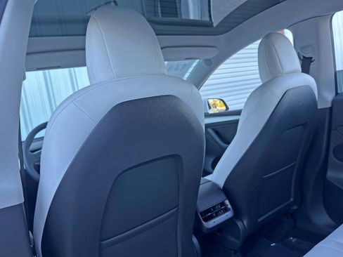 Used 2022 Tesla Model Y Long Range image 36