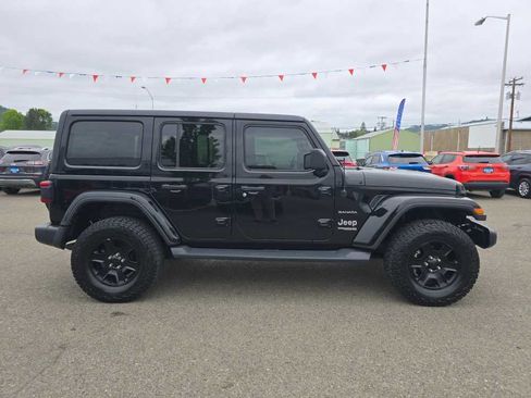 Used 2018 Jeep Wrangler Unlimited Sahara AWD/4WD image 6