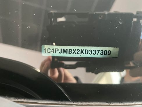 Used 2019 Jeep Cherokee Trailhawk AWD/4WD image 16