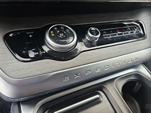 Used 2025 Ford Expedition Max Platinum w/ Driver's Package image 16