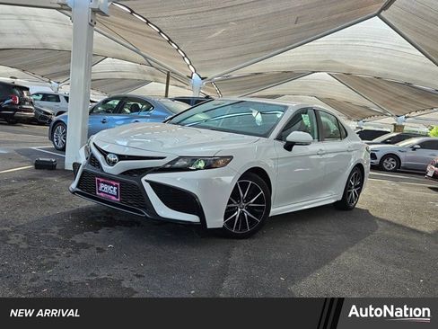 Used 2023 Toyota Camry SE image 1