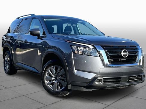 Used 2025 Nissan Pathfinder SV image 2