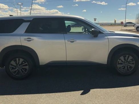 Used 2024 Nissan Pathfinder S AWD/4WD image 9