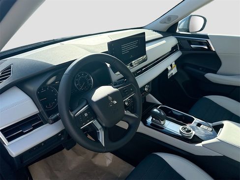 New 2026 Mitsubishi Outlander SE image 9