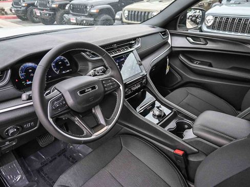 New 2025 Jeep Grand Cherokee L Laredo image 14