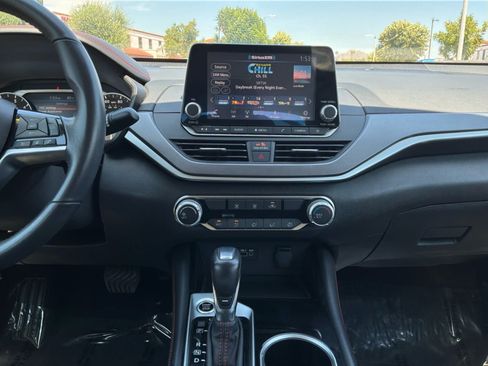 Used 2024 Nissan Altima 2.5 SR FWD image 15