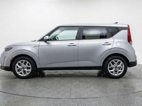 Used 2025 Kia Soul LX w/ LX Technology Package FWD image 5