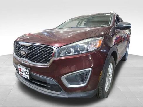 Used 2017 Kia Sorento LX w/ LX Convenience Package image 4