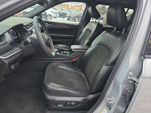 Used 2023 Jeep Grand Cherokee L Laredo image 2