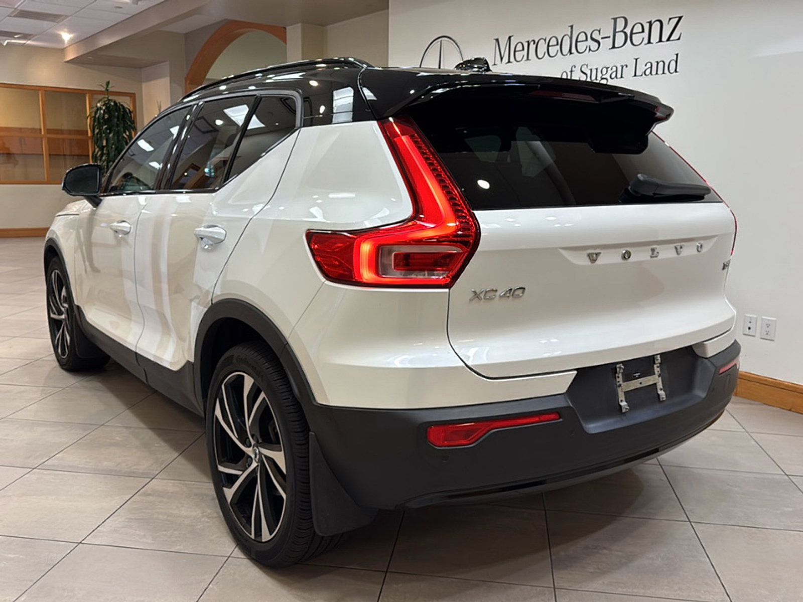 Used 2022 Volvo XC40 T5 R-Design AWD/4WD image 4