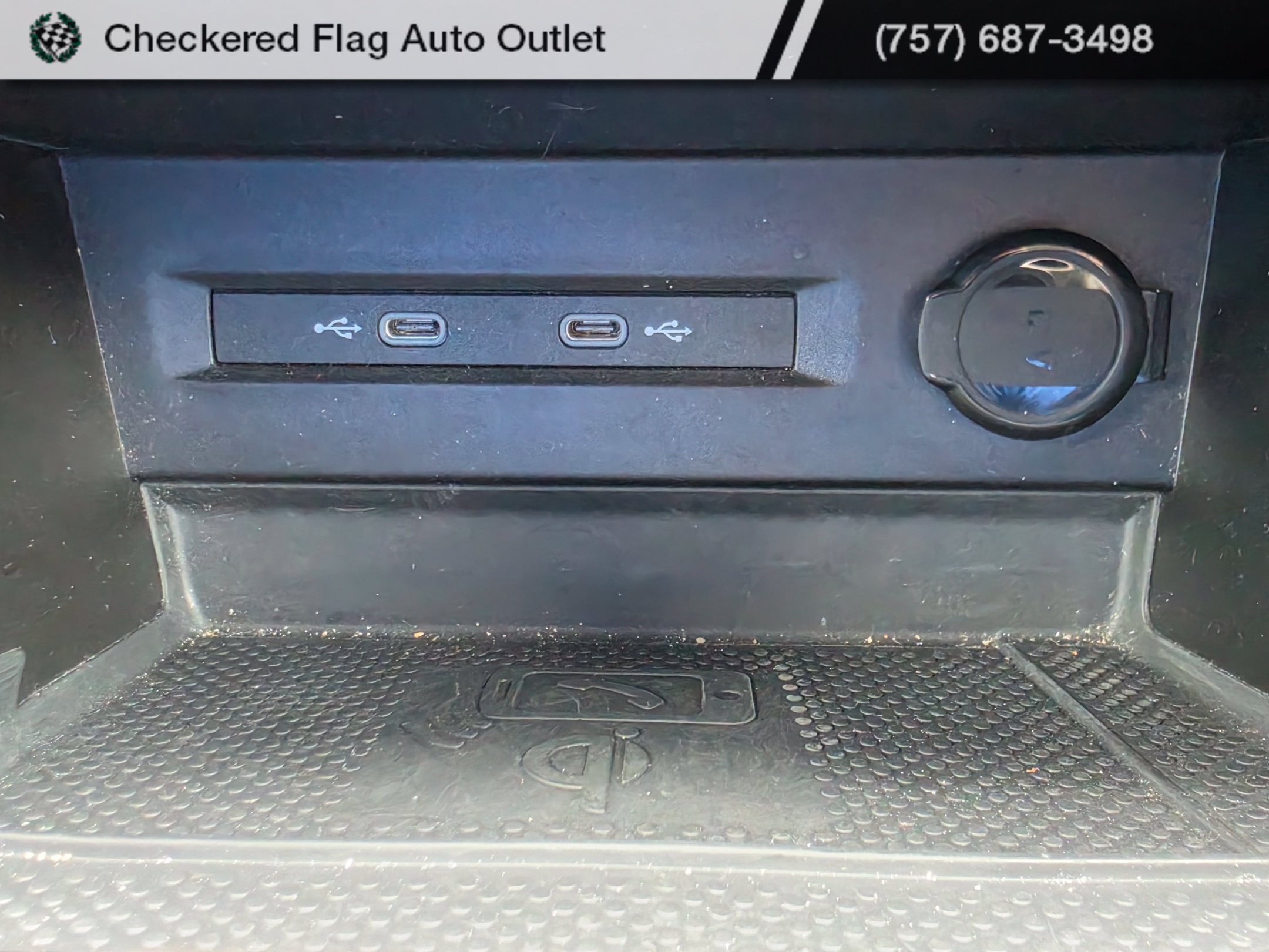 Used 2023 Volkswagen Taos SE w/ Panoramic Sunroof Package FWD image 18