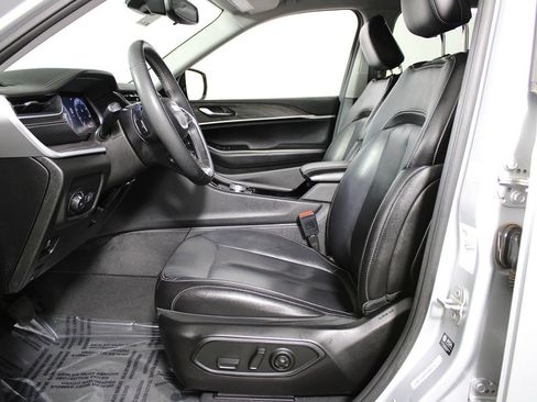 Used 2023 Jeep Grand Cherokee Limited AWD/4WD image 9