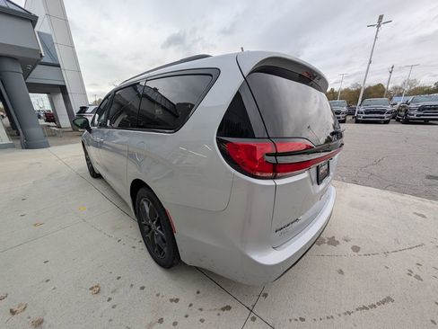 New 2026 Chrysler Pacifica Limited w/ S Appearance Package FWD image 7