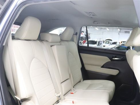 Used 2020 Toyota Highlander XLE AWD/4WD image 19