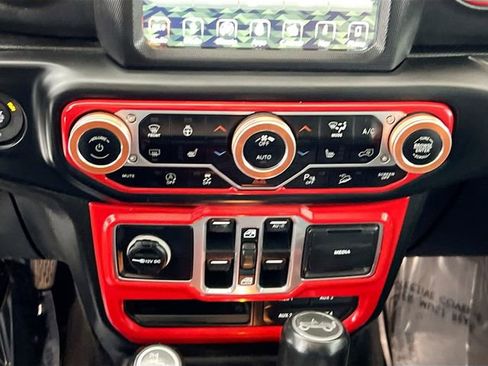 Used 2018 Jeep Wrangler Unlimited Sahara w/ Uconnect 4C Nav & Sound Group AWD/4WD image 10