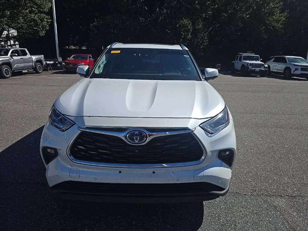 Used 2023 Toyota Highlander Limited AWD/4WD image 2
