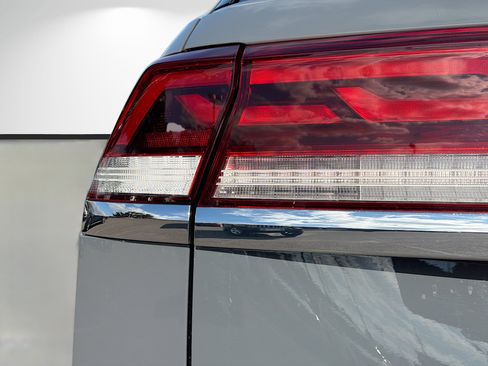 Used 2025 Volkswagen Atlas Cross Sport SE image 10