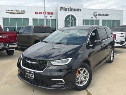 Used 2025 Chrysler Pacifica Select