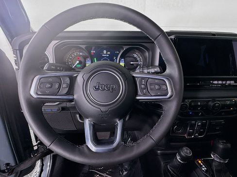 Used 2025 Jeep Wrangler Sahara image 15