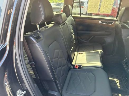 Used 2024 Volkswagen Atlas SE AWD/4WD image 13