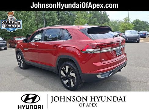 Used 2024 Volkswagen Atlas Cross Sport SE w/ Panoramic Sunroof Package FWD image 17