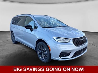New 2026 Chrysler Pacifica Select w/ S Appearance Package