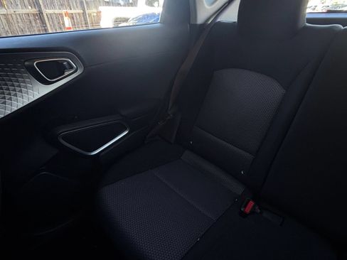 Used 2025 Kia Soul LX w/ LX Technology Package FWD image 36