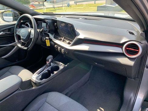 New 2024 Chevrolet Trax RS w/ Sunroof Package FWD image 26