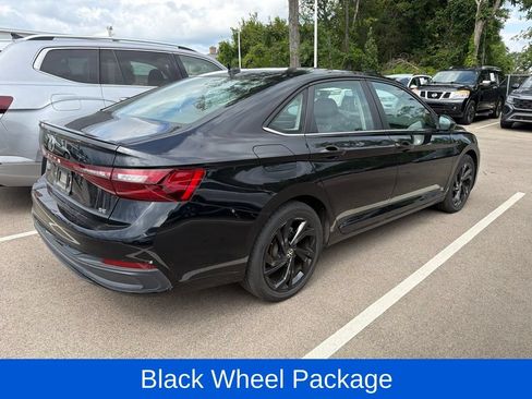 Used 2025 Volkswagen Jetta SE w/ Sunroof Package FWD image 3