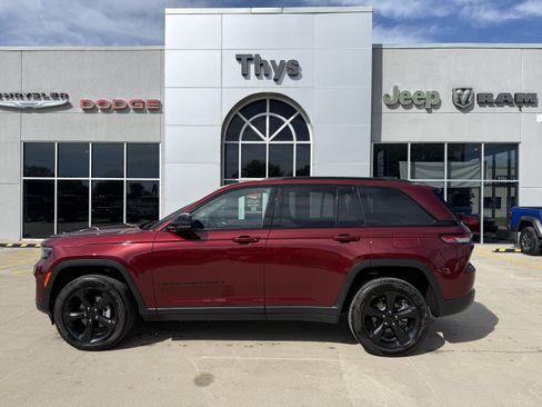 Used 2025 Jeep Grand Cherokee Altitude AWD/4WD image 31