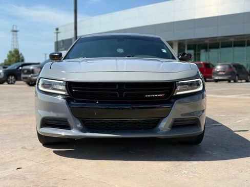 Used 2018 Dodge Charger SXT w/ Blacktop Package RWD image 3
