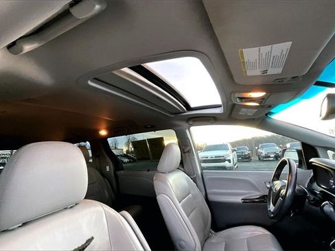 Used 2017 Toyota Sienna XLE image 24